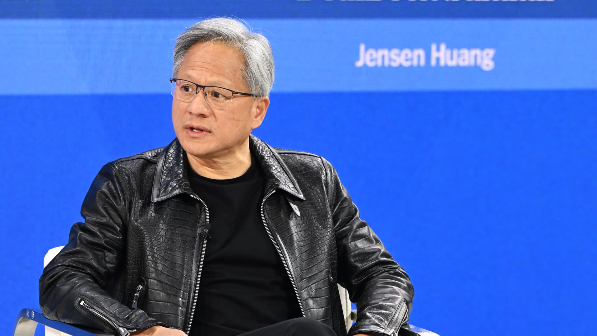 Lee más sobre el artículo ¡Adiós a la programación! Jensen Huang, CEO de NVIDIA, predice un futuro sin código.