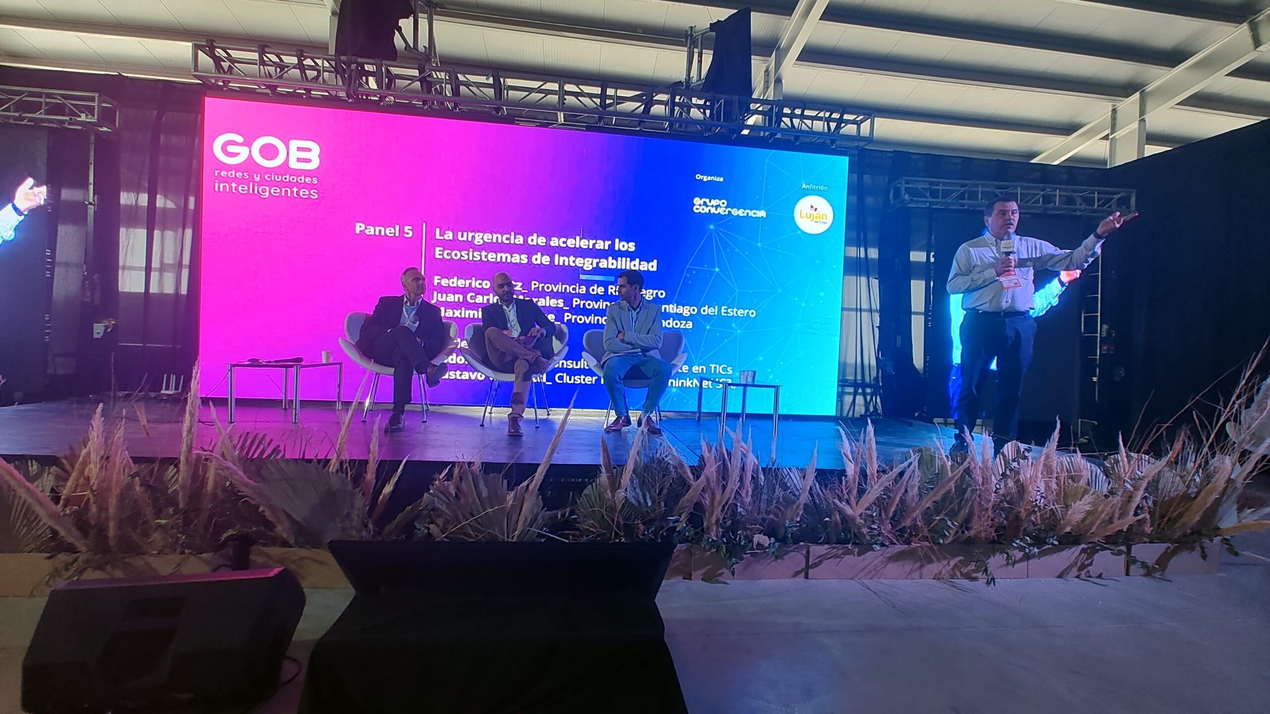 Lee más sobre el artículo Innovación y Conectividad: Éxito en la 17ª Edición de Redes de Gobierno y Ciudades Inteligentes