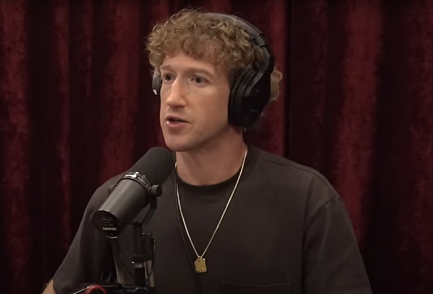 Lee más sobre el artículo ¡IMPACTANTE: Zuckerberg Revela en el Podcast de Joe Rogan que la IA Reemplazará a los Programadores en 2025! 🤖