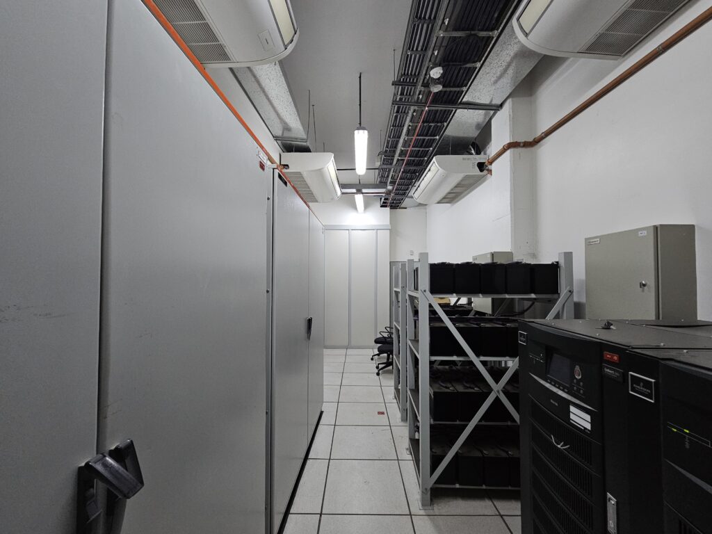 Los sistemas de energía ininterrumpida y bancos de baterías que garantizan la continuidad operativa.