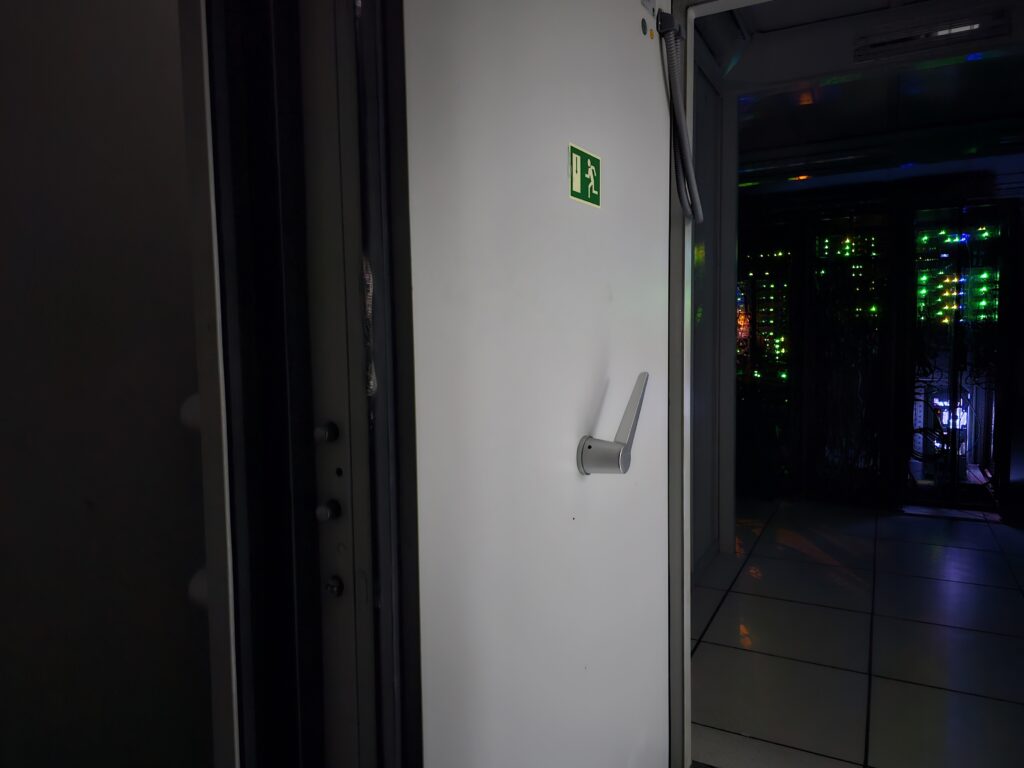 El acceso a la sala cofre: del otro lado de la puerta blindada, los sistemas del Estado provincial.